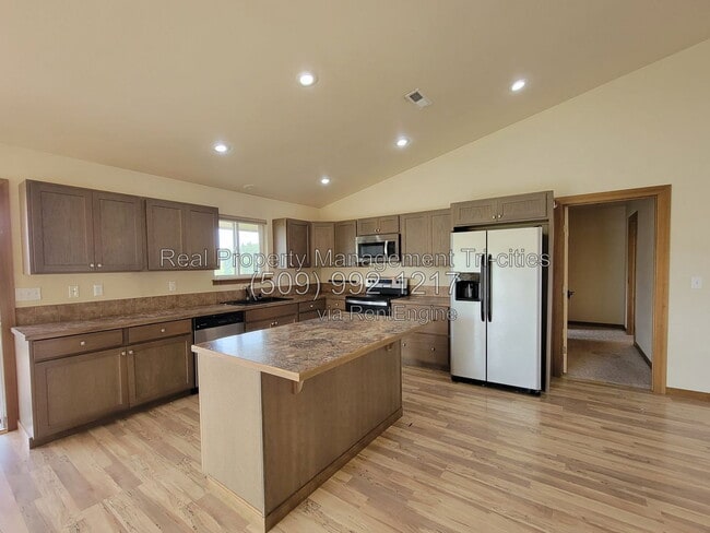 Building Photo - 689 Tanglewood Dr