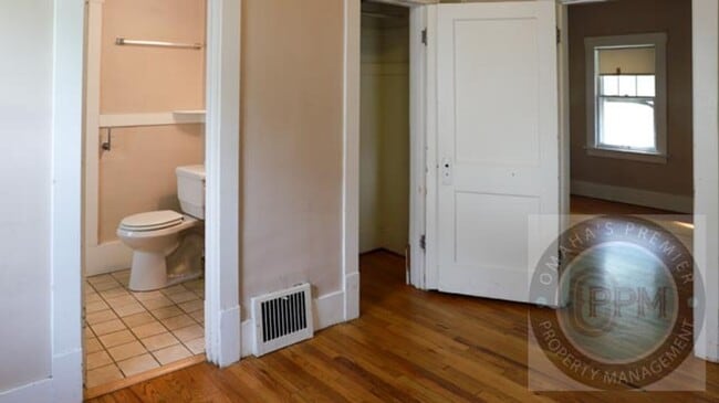 Building Photo - Comfortable 1 Bedroom/1 Bathroom/Aksarben-Elmwood Park