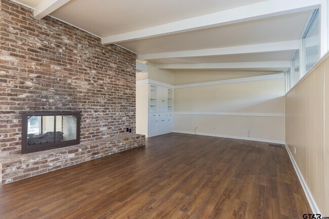 Building Photo - 3215 Fernwood Dr