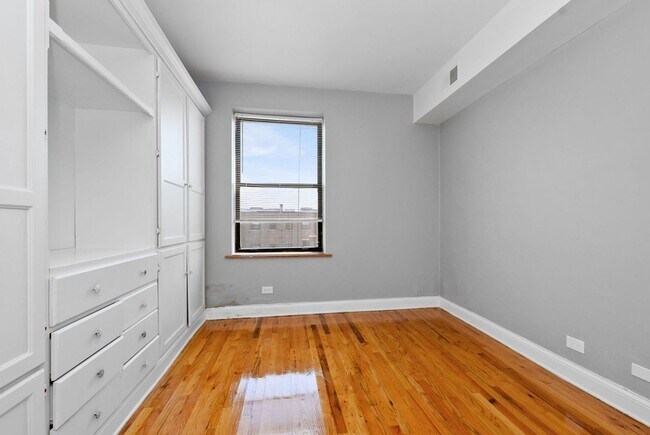 Building Photo - Two Bedroom Unit in South Shore