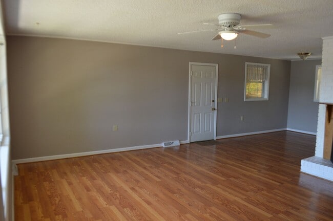 Building Photo - 127 Freedom Dr