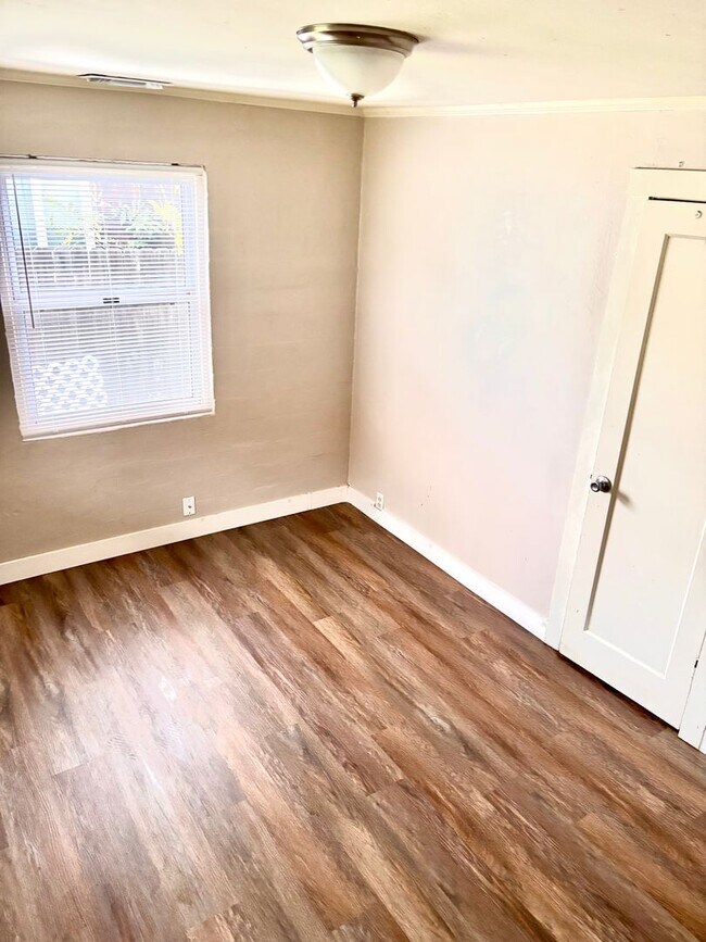 Building Photo - Edi2324/Jill2343