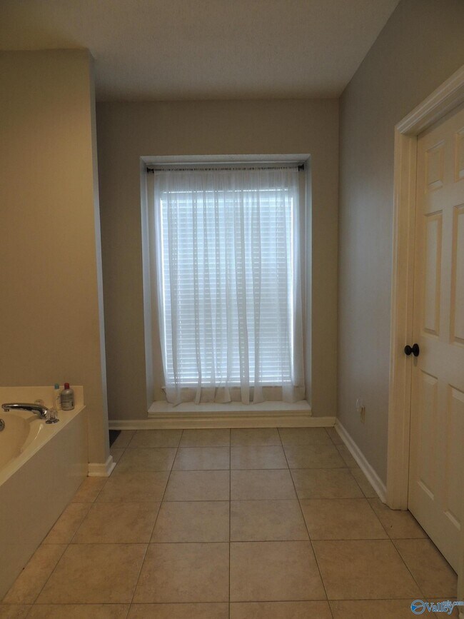 Building Photo - 104 Kestrel Ct SW
