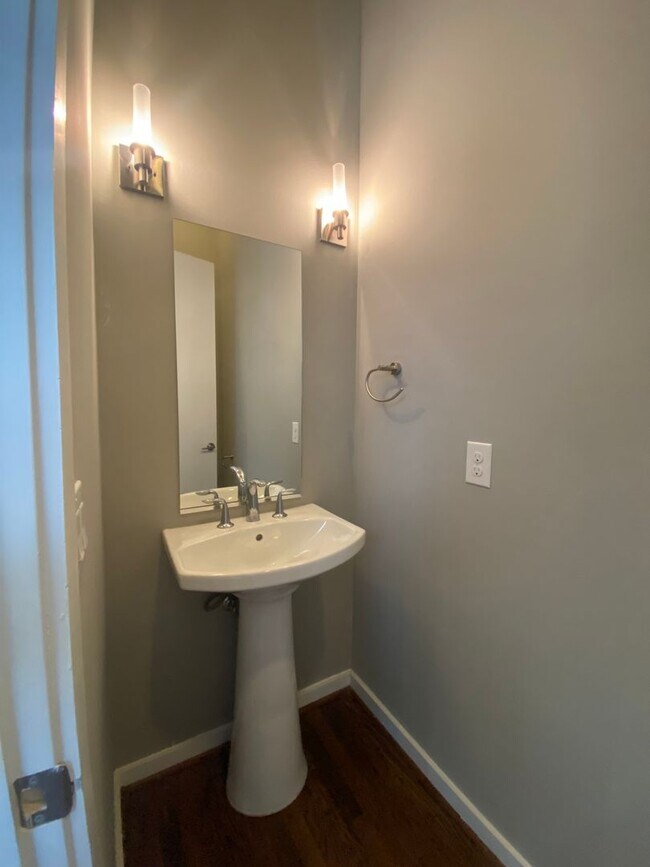 Building Photo - Live in the Heart of the Pearl District – ...