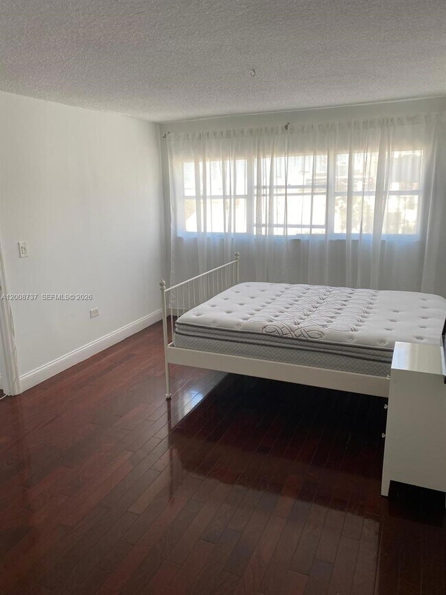 Building Photo - 1881 Washington Ave