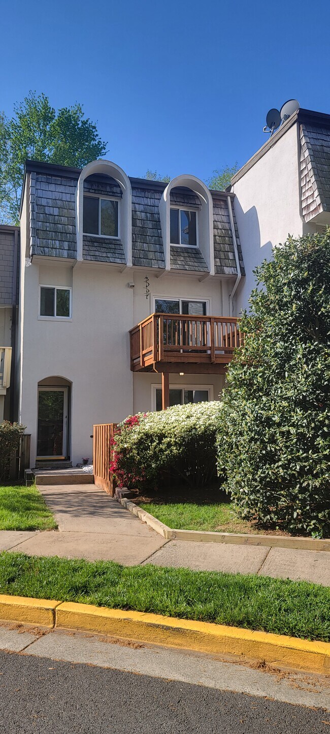 Building Photo - 1632 Valencia Way