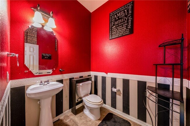 Building Photo - 2005 Santa barbara Ct