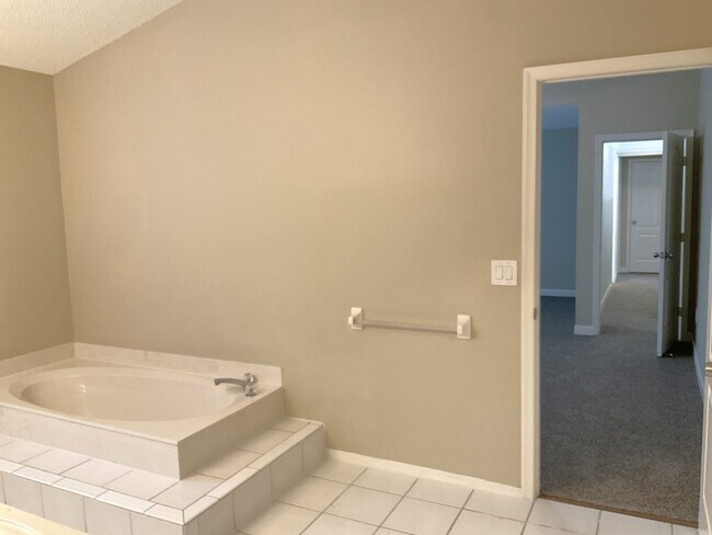 Building Photo - 3733 Lancewood Dr