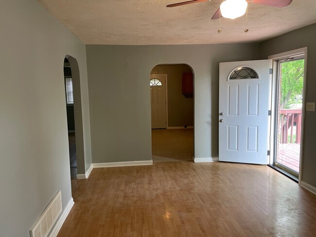 Building Photo - 13100 Meadowlawn Dr