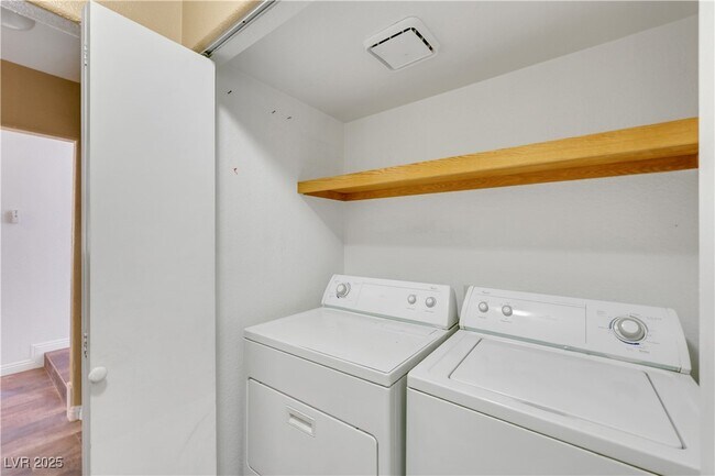 Building Photo - 815 Stillwater Ln