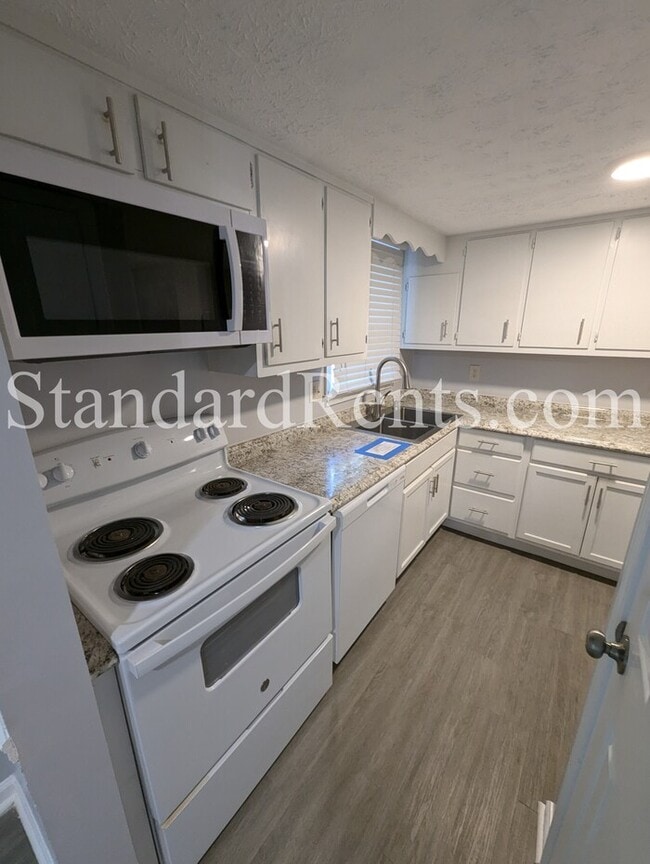 Building Photo - 2870 Spruce Cir