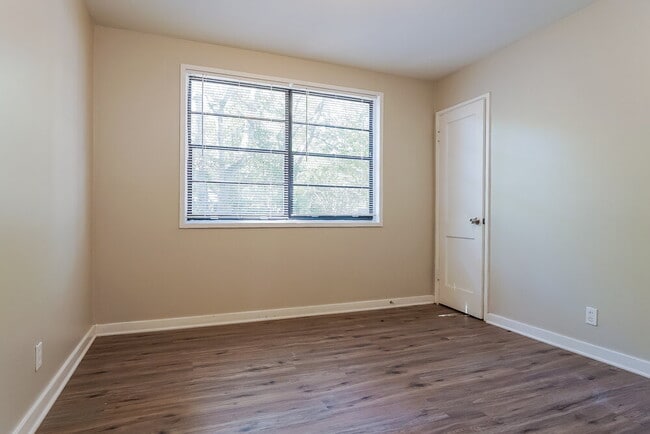 Building Photo - 700 Robison Dr