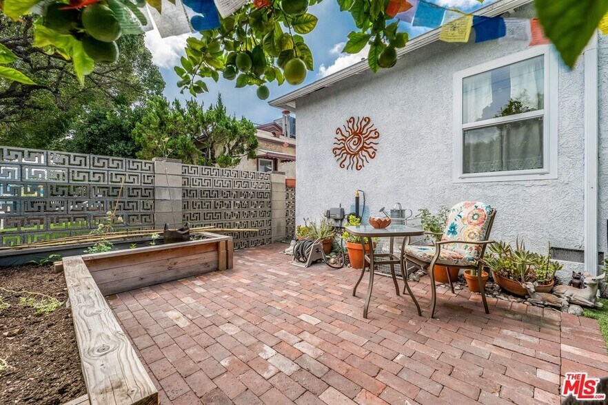 Private yard - 1225 N Hollywood Way
