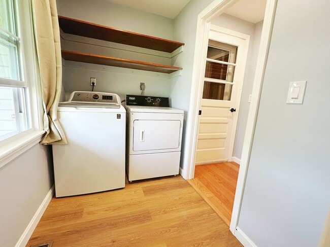 Building Photo - 10 Friar Tuck Ln