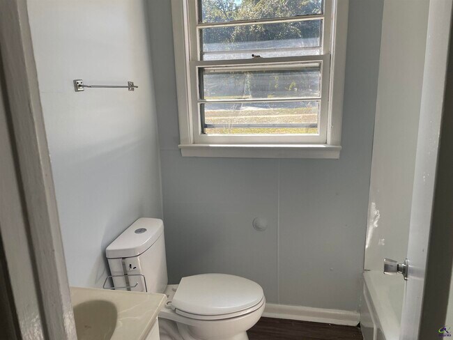 Building Photo - 805 Crestwood Terrace