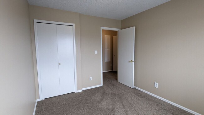 Building Photo - COZY TRI-LEVEL 3 BED/1.5 BATH WITH WOODBUR...