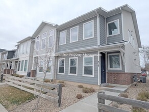 Building Photo - Newer 2 Bed 3 Bath Townhome