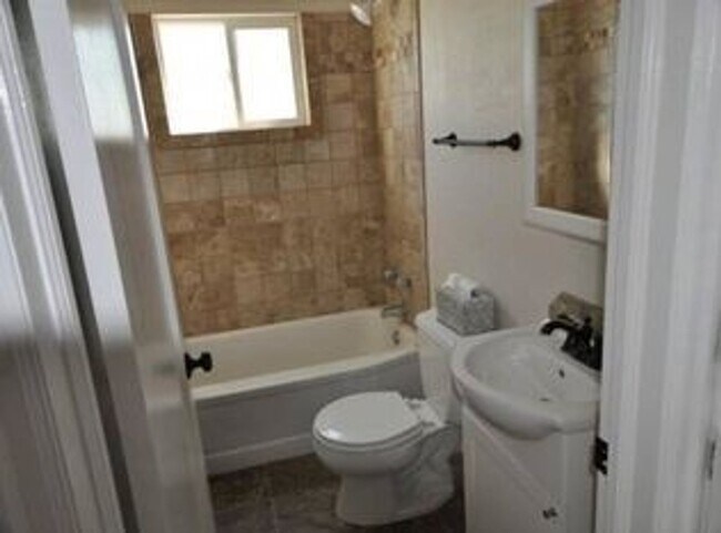 Building Photo - Great updated 2 bed 1 bath, 2 car garage