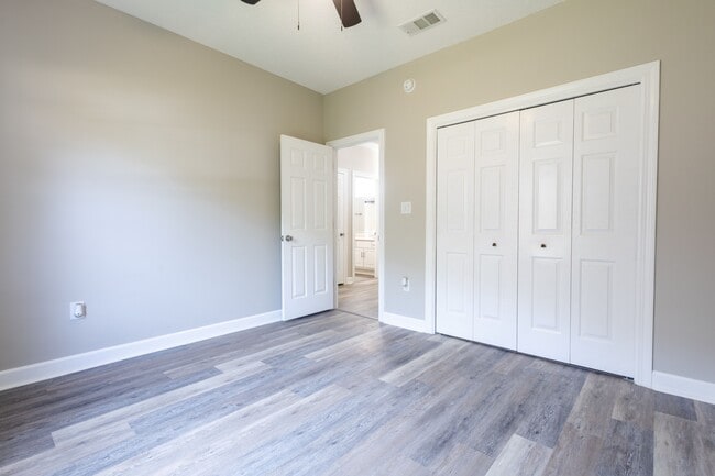 Building Photo - 5931 Hermitage Dr
