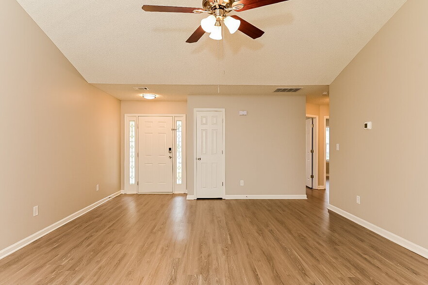 Building Photo - 604 Fieldcrest Dr