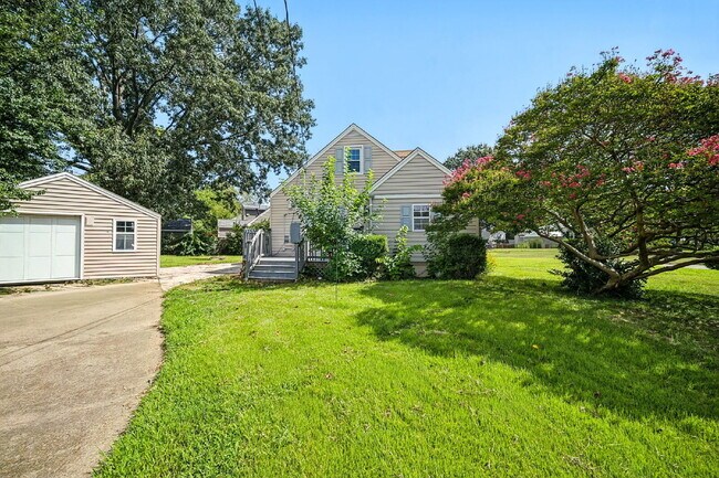Building Photo - RARE FIND-4 BEDROOMS, 2 BATHROOMS, FENCED BACK YARD and GARAGE-PETS!!