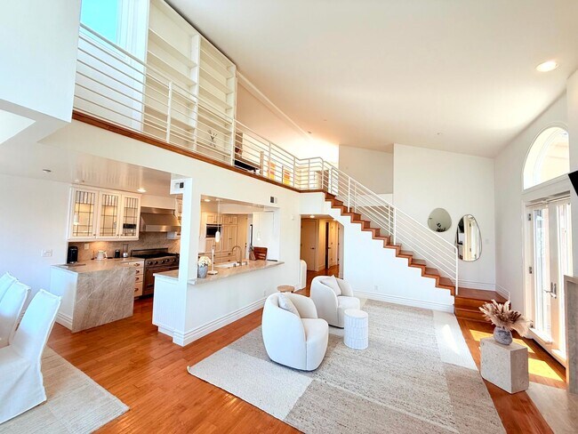 Building Photo - Sophisticated Bright & Spacious Furnished ...
