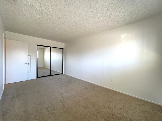 Building Photo - AVAILABLE NOW!! 2 Bedroom 2 Bathroom Condo...