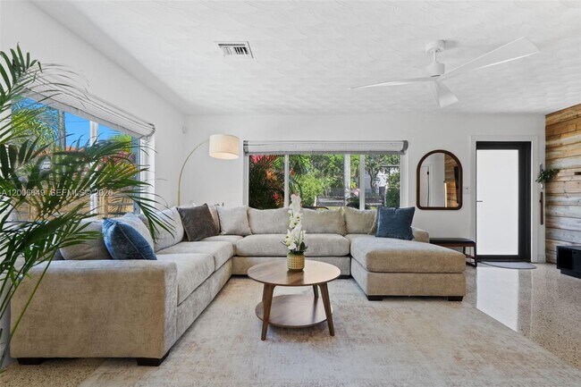 Building Photo - 930 N 11th Ct