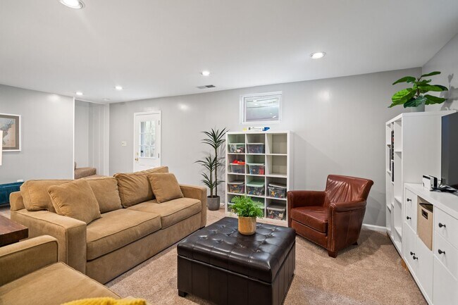 Building Photo - 5191 Linnean Terrace NW