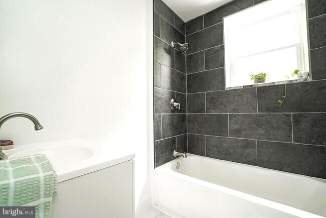 Building Photo - 1847 E Harold St