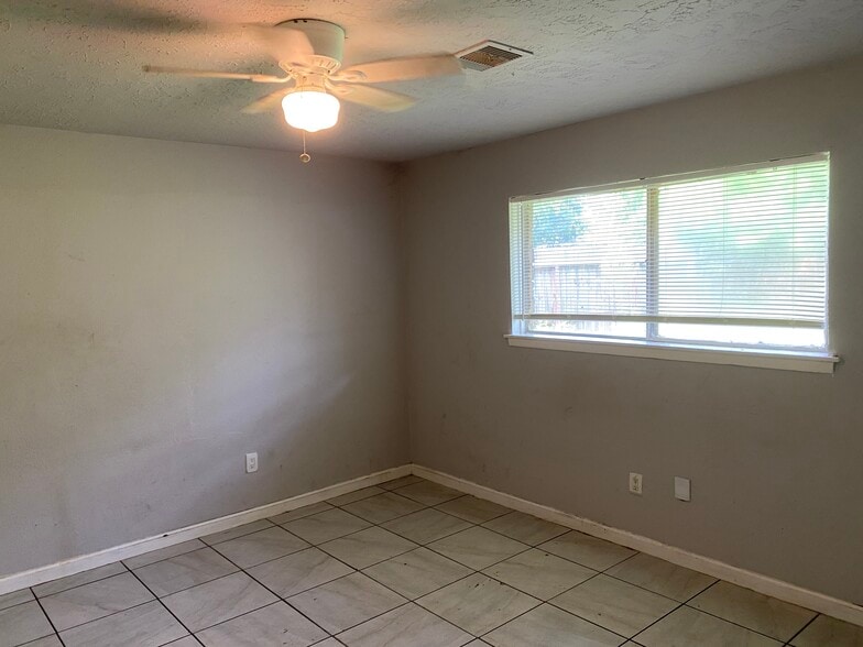 Building Photo - 8019 Beech Cove Ln