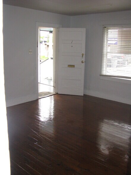 Building Photo - 4212 Oxford Ave