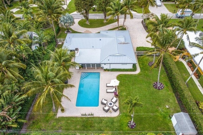 Building Photo - 2021 NW 3rd Ave