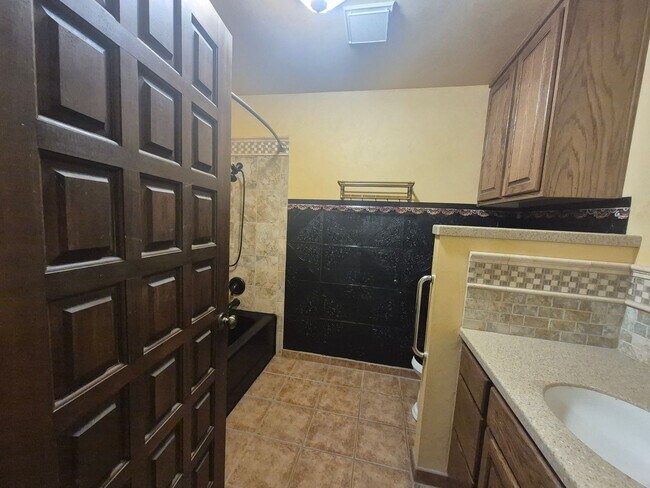 Building Photo - Spacious 4 bedroom 2 bath