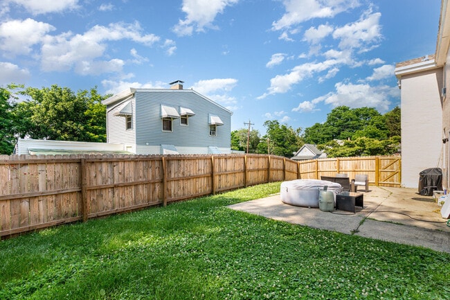 Building Photo - 8 Carneal St