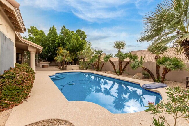 Building Photo - "Discover Your Dream Oasis: Spacious 4-Bedroom Retreat in Scottsdale's Paradise Drive!"
