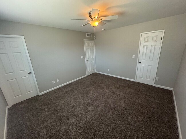 Building Photo - 2 Bedroom - 2 Bath - 1400 Sq. Ft. Home - 55+ Community in Sun City