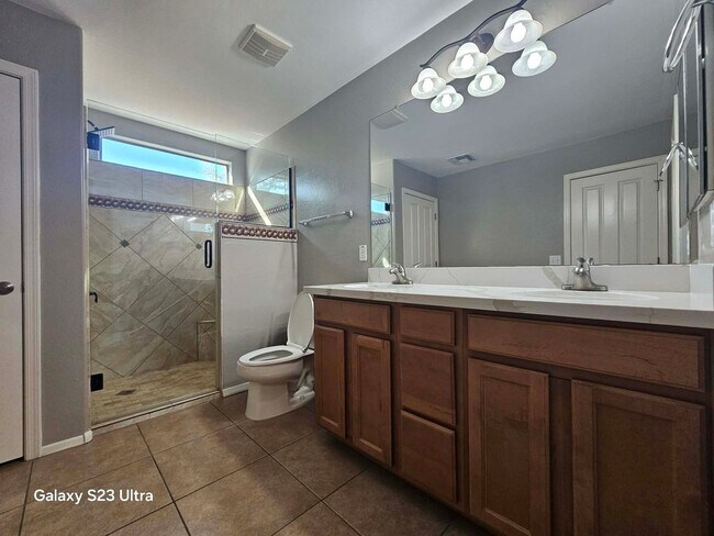 Building Photo - Well maintained 3 bedroom 2 bath charming home Free rent OAC