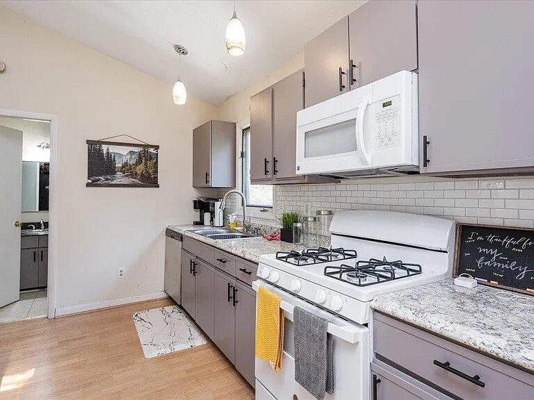 Building Photo - Room in Duplex on Spring St