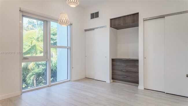 Building Photo - 455 NE 39th St