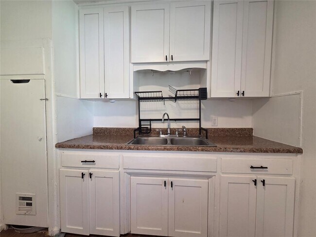 Building Photo - 3413 Willow Creek Dr