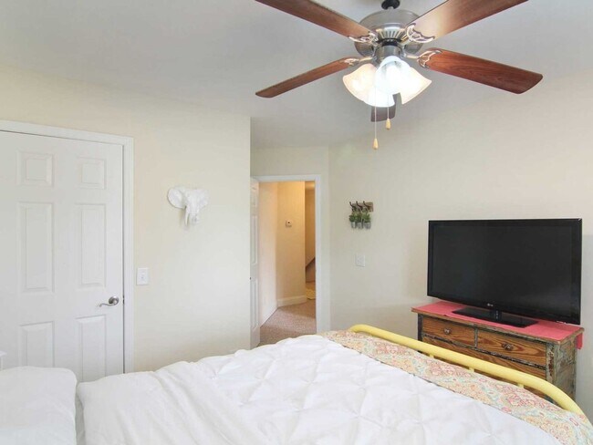 Building Photo - Your Perfect Summerville Retreat: 3BR Townhome with Garage