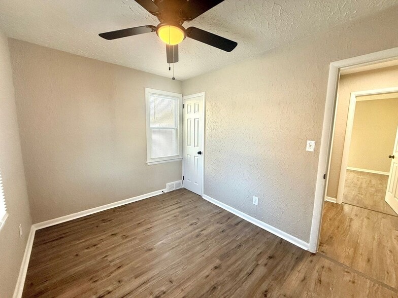 Building Photo - This beautifully updated 4-bedroom, 1-bath single-family home is ready for move-in!