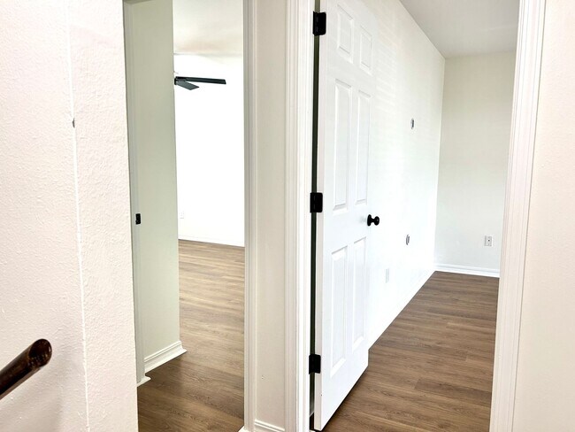 Building Photo - Well appointed 2 bed, 2.5 bath Townhouse Partial Utilities Included!