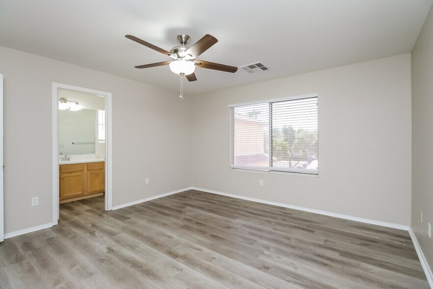 Building Photo - 668 E Colt Ct