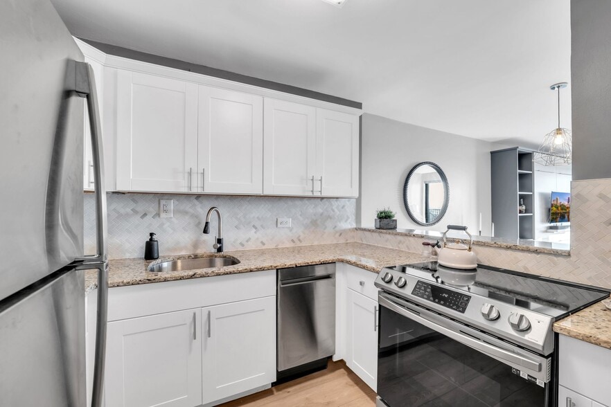 NEW KITCHEN - 2020 N Lincoln Park W