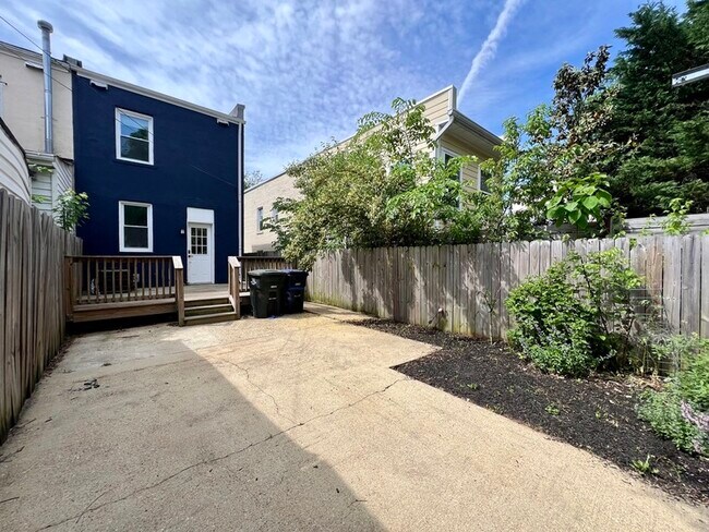 Building Photo - 1742 L St NE