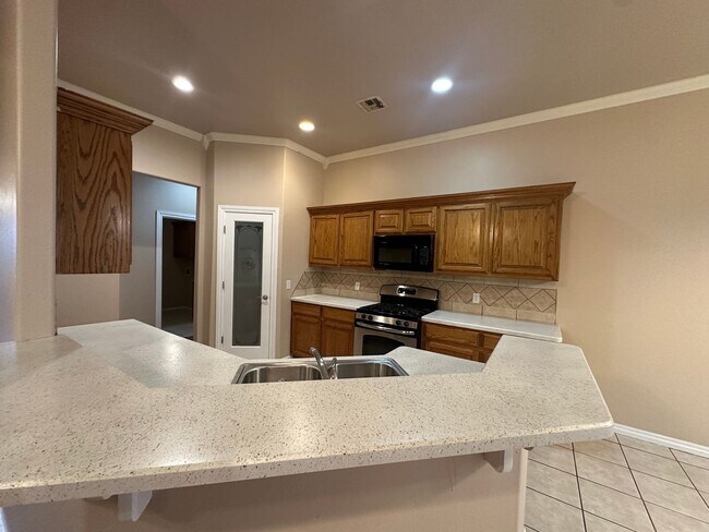 Building Photo - 2504 Thomas Dr