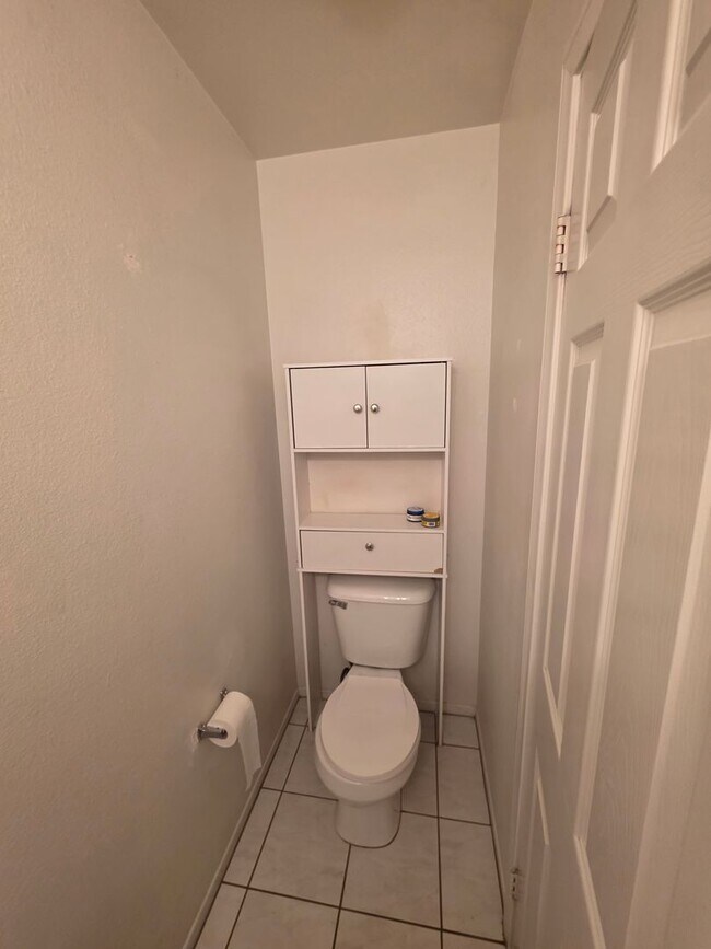 Building Photo - Bright & Spacious Family Home in a Private Gated Community