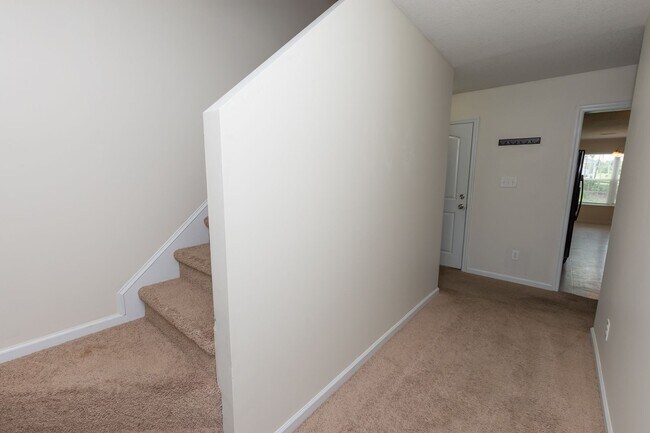 Building Photo - 3 Bedrooms and a bonus room in Richlands (Will include lawn service with increased rents)